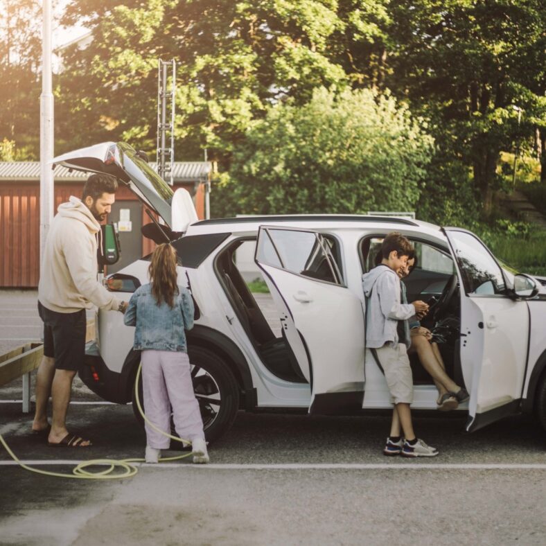 ey-family-charging-electric-car-at-station.jpg.rendition.1800.1200